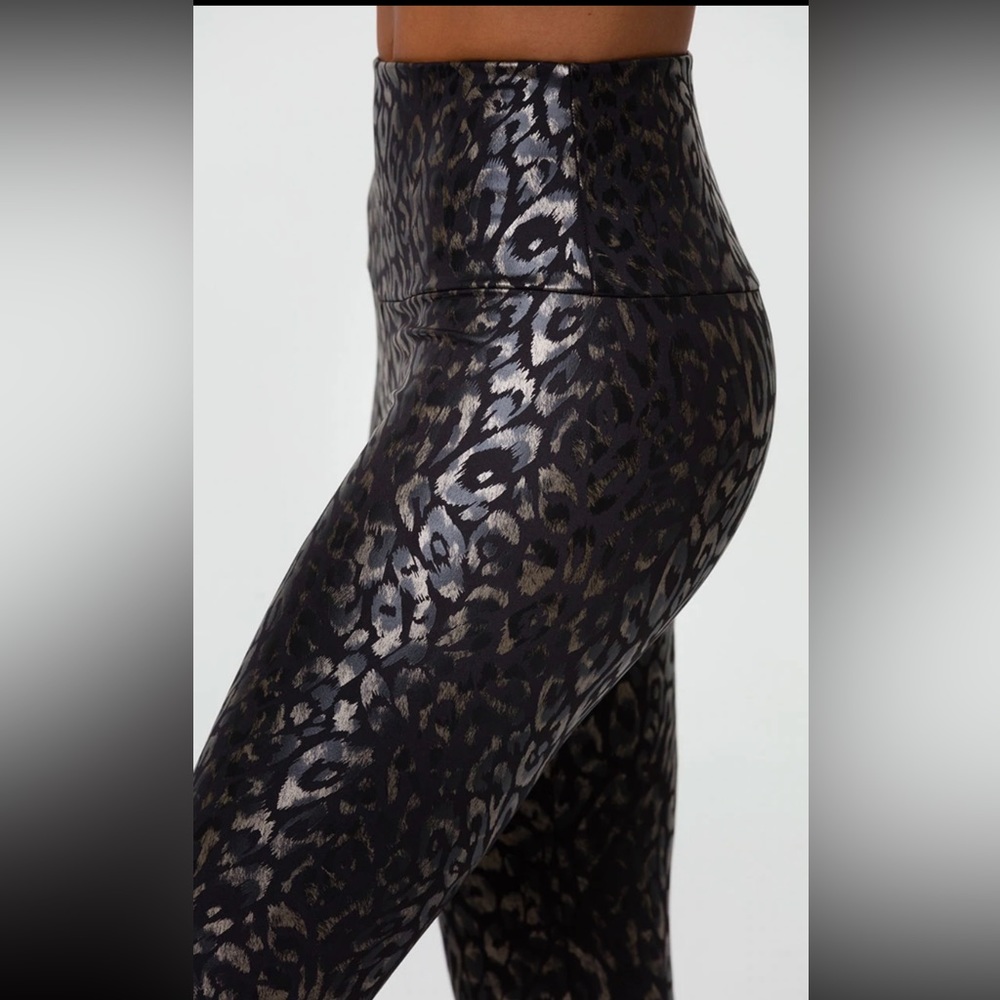 Onzie Metallic Leopard Legging